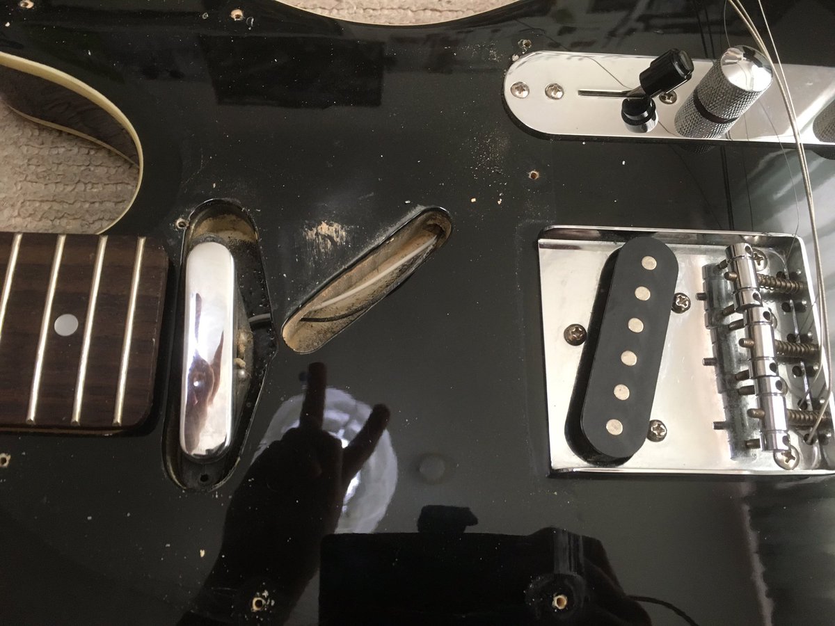 J Honda در توییتر レジェンドテレキャスの改造n フロントピックアップをストラト用に ピックガードを削りました あとテレキャスのフロントの中身ってこうなってんだね