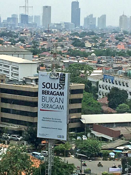 Pria membawa spanduk bertuliskan jual organ tubuh