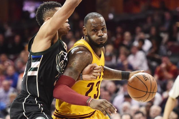 lequipe's tweet photo. LeBron James de retour, Cleveland s'impose contre Milwaukee https://t.co/W3iq4TNrmv https://t.co/L9s5evUl73