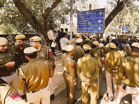 duupdateshere's tweet photo. Sea of khaki covers Arts Faculty #DelhiUniversity right now; @DelhiPolice ready for any type of trouble. https://t.co/lp6ibCc1jJ