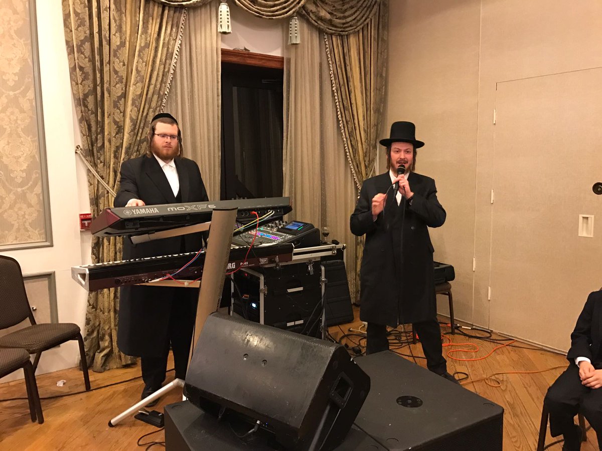 YoelyFreund's tweet photo. What a great start for Chodesh Uder with my favorite musician the greatest @bygrossmusic #doublekeyboard #simcha #lechaim #wedding #KJ https://t.co/HHm8oWU9NN