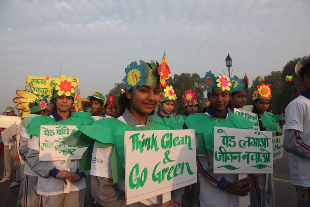 SwachParyavaran's tweet photo. PHD Chamber of Commerce and Industry organised Swachh Paryavaran Walk on Rajpath with 6k school students.
https://t.co/LuguR406lq https://t.co/EtKgSpNuQl
