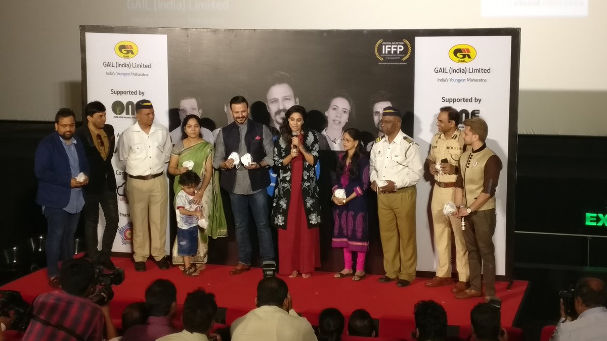 sachin6883's tweet photo. @HawaBadlo  a short film about traffic cops I shot with @ikarmik got a theater release today, great initiative by @gailindia #giftamask https://t.co/xJi5tqMZ2f