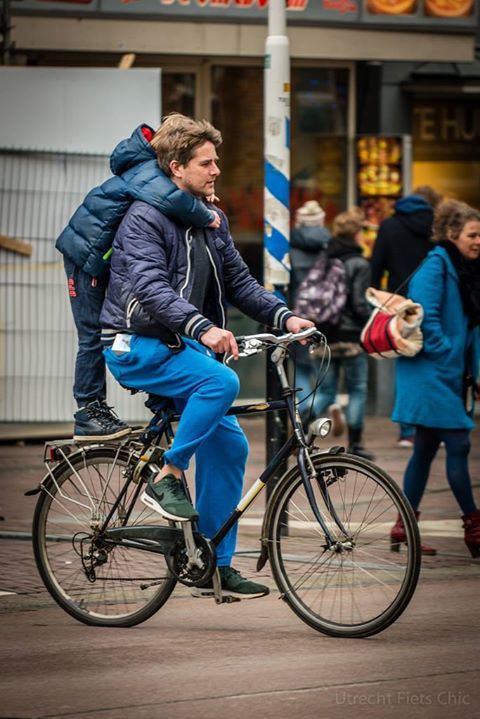 utrechtfietchic's tweet photo. Big hugs on the back of dad on a bike. <3 #UtrechtFietsChic #FietsChic #LovesBikes #CycleChic #utrecht #fiets #chic… https://t.co/Z5fsvid2Rd