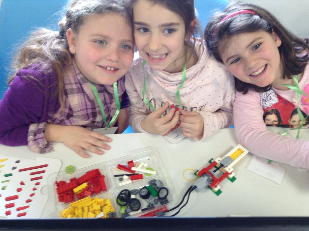 Eleonora_FMD's tweet photo. Felici di aver costruito il primo robot: prima elementare dell'IC Morelli al #Roboticenter con #LegoWeDo #palestrainnovazione @fmdigitale https://t.co/5UhbWo30JO