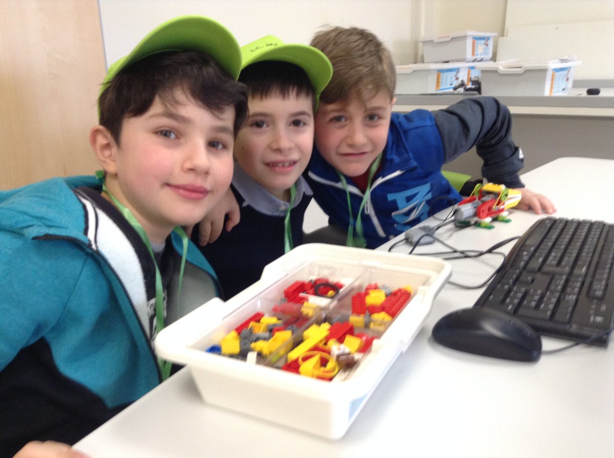 Eleonora_FMD's tweet photo. Felici di aver costruito il primo robot: prima elementare dell'IC Morelli al #Roboticenter con #LegoWeDo #palestrainnovazione @fmdigitale https://t.co/5UhbWo30JO