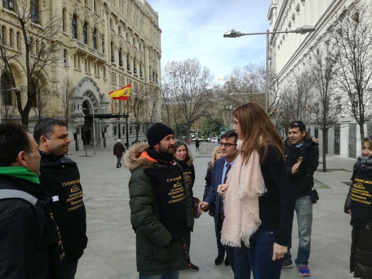 espinar_mar's tweet photo. Con @CNMMoscardo, inasequibles al desaliento esperan que alguien de @AhoraMadrid salga a darles alguna noticia... todo mi apoyo! https://t.co/kiHE0IJ7SE