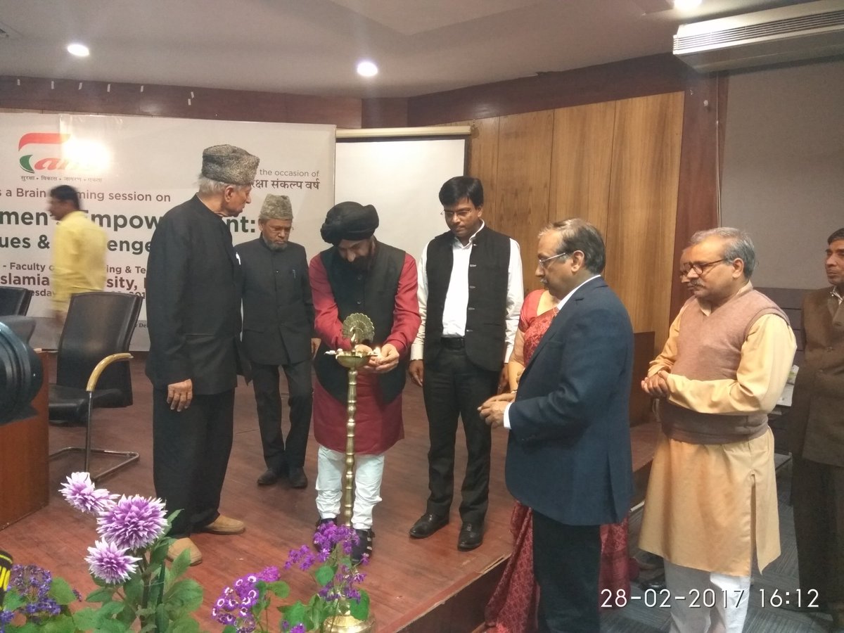 JamiaKhabr's tweet image. दीप प्रज्वलित कर कार्यक्रम का उद्घाटन किया गया।
#FANSSESSION
#जामिया_कैंपस