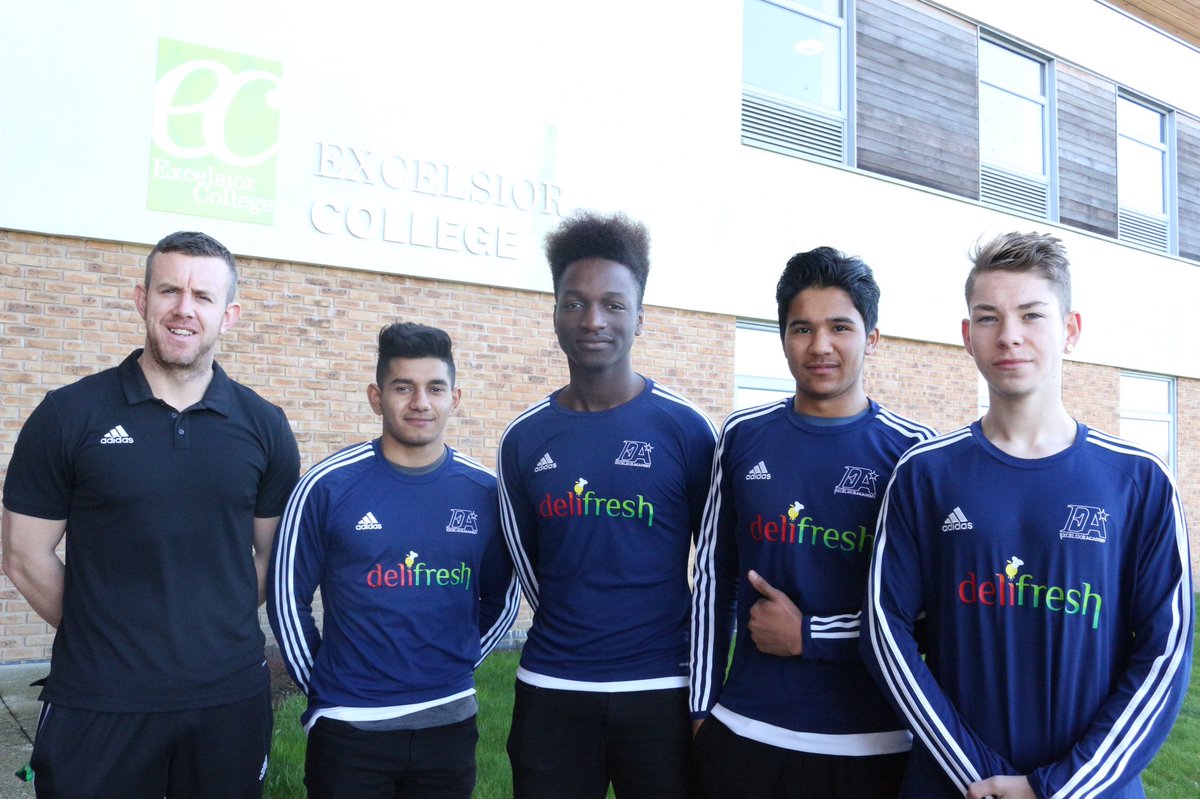 ExcColFootball's tweet photo. Mr Glenwright with four Excelsior College Football Academy players showing off the new kit sponsored by @Delifreshltd @ExcelsiorAcad https://t.co/LnncYaweNt