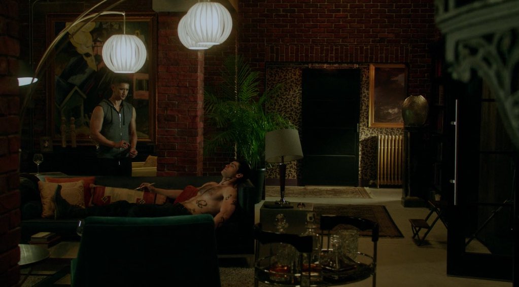 PrettyboyyAlec's tweet photo. Can we talk about how aesthetically pleasing Magnus and Raphael's apartments are the decoration, lighting, plants😍 https://t.co/nbOM2S3GIs