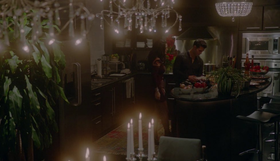 PrettyboyyAlec's tweet photo. Can we talk about how aesthetically pleasing Magnus and Raphael's apartments are the decoration, lighting, plants😍 https://t.co/nbOM2S3GIs