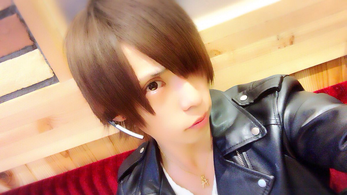 shina_reon's tweet photo. 黒髪にしたのに茶髪なってきた
どうでしょうか https://t.co/UNFkoAfxTF