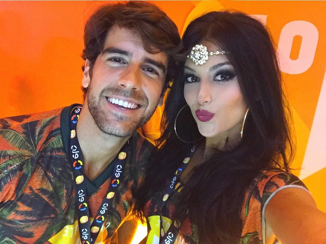 ZAMENZA's tweet photo. Ótima selfie do Marcos Pitombo com a Anaju Dorigon curtindo o Carnaval. https://t.co/VPwvI3vz81