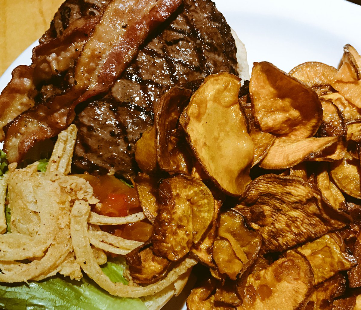 MsUniverse's tweet photo. #cestwhat #goodfood #torontoeats #buffaloburger #sweetpotatoslices #foodie https://t.co/oCjWhexDpB