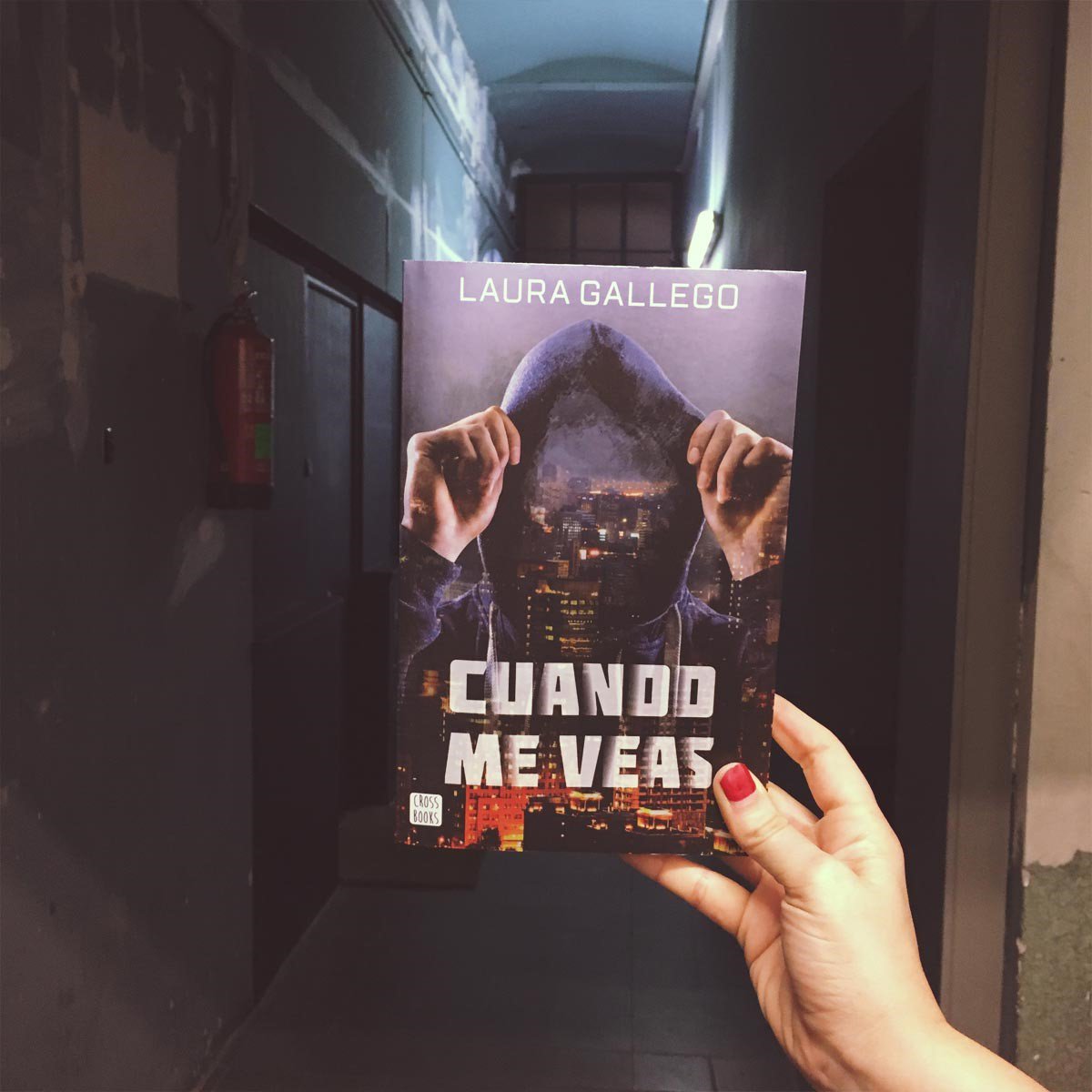 _LauraGallego's tweet photo. 🎉¡Hoy es el día! #CuandoMeVeas, el esperado regreso de Laura Gallego a la fantasía urbana, ya en librerías. ¡Hazte un selfi con el libro! https://t.co/Mvo2lGG5Su