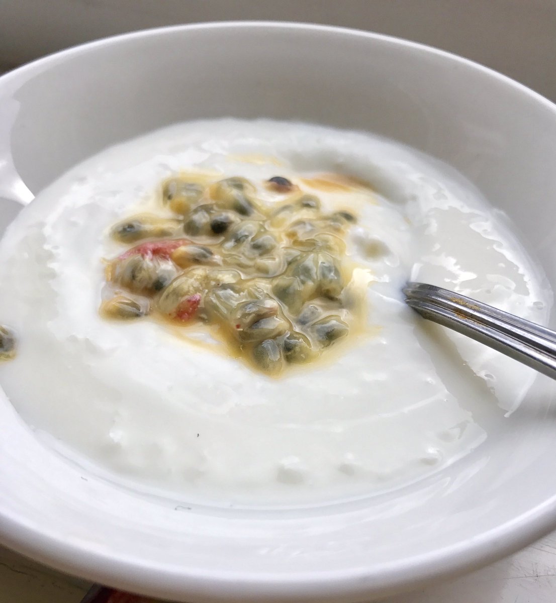 FisforFood1st's tweet photo. Delicious soya yoghurt mixed with toasted dedicated coconut, topped with fresh passion fruit. Scrumptious! #vegan #healthybreakfast #veggie https://t.co/K46F5cHD2m