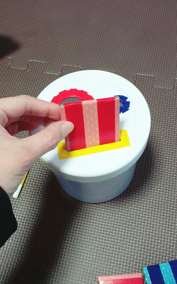 じょっこ Twitterissa ぽっとん落とし改良版完成 ペットボトルの蓋は中にビーズとか鈴とか入れてるので 振ると全部音が違うよ 手作りおもちゃ