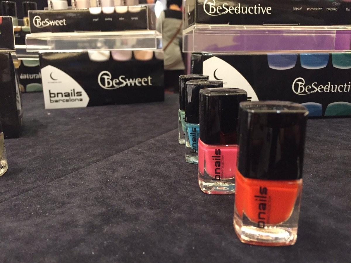 bnailsbcn's tweet photo. Como@una botella tan pequeña puede contenir tantas emociones , bnails barcelona presente en @friendsfluencers de Madrid #sabrinaazzi #nails https://t.co/NCBsmtmmww