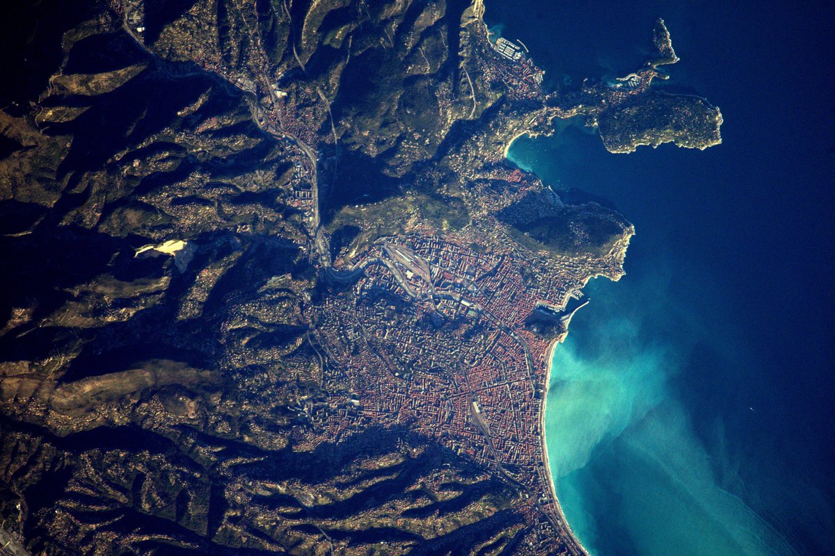 Thom_astro tweet picture