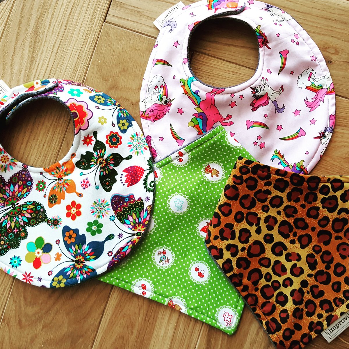 New gift set just made this morning! #craftshout #lukh #babygirl #babybib #newborn #giftideas #uksopro #ukhashtags #flockbn #eshopsuk