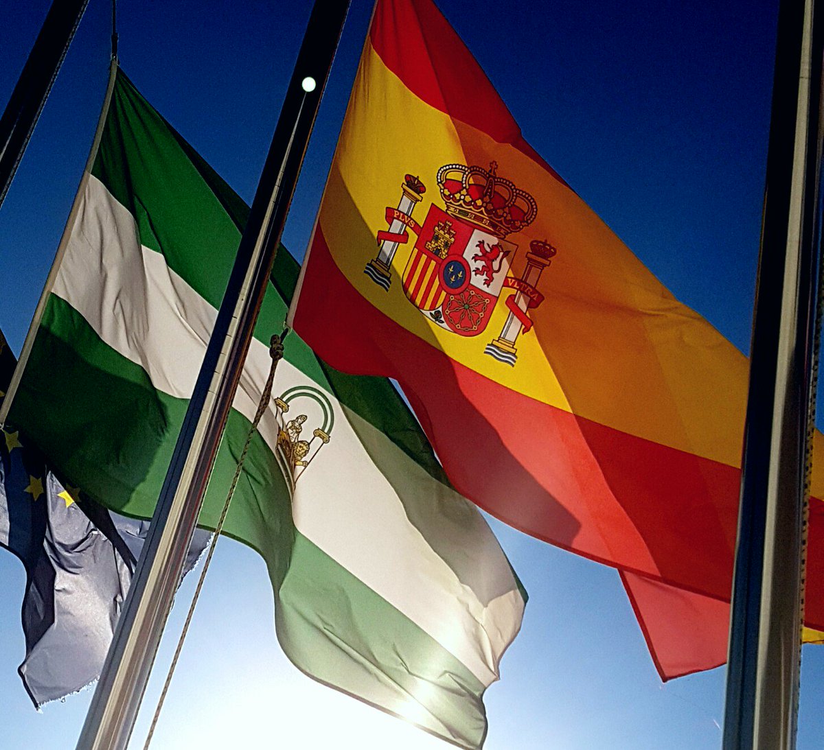 Defensagob's tweet photo. #FelizDíadeAndalucía a todos los andaluces y a nuestros compañeros allí destinados #28F https://t.co/7GeL5OwXIW