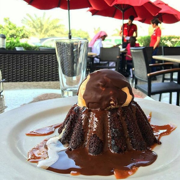 TheMallQA's tweet photo. Treat yourself with Chili’s Molten Chocolate Cake #TheMallDoha #TheUltimateFamilyDestination #firstmallindoha #dining #chilisqatar https://t.co/NeuRJlUnUf