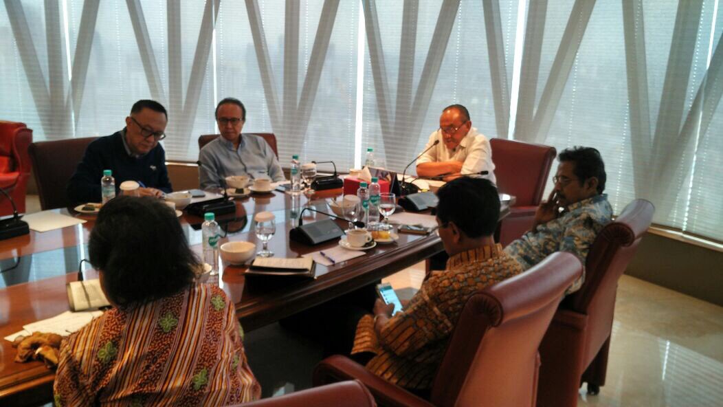 aburizalbakrie's tweet photo. Memimpin rapat rutin dewan pembina Partai Golkar, membahas perkembangan Golkar dan situasi Indonesia secara umum. https://t.co/BqilYb6yKU