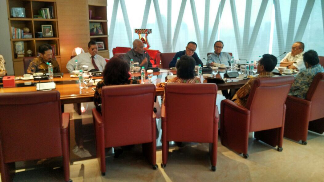 aburizalbakrie's tweet photo. Memimpin rapat rutin dewan pembina Partai Golkar, membahas perkembangan Golkar dan situasi Indonesia secara umum. https://t.co/BqilYb6yKU