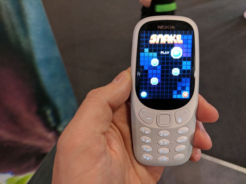 JournalDuGeek's tweet photo. [#MWC2017] Design, connectivité, autonomie : on a comparé le Nokia 3310 d’avant avec celui de 2017 
⏩ https://t.co/FzcP2AHQ5l https://t.co/MQxLzXMWYC