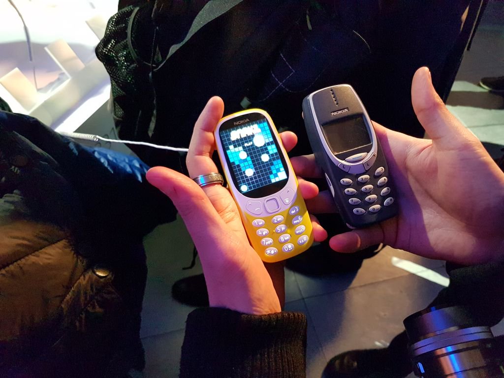 JournalDuGeek's tweet photo. [#MWC2017] Design, connectivité, autonomie : on a comparé le Nokia 3310 d’avant avec celui de 2017 
⏩ https://t.co/FzcP2AHQ5l https://t.co/MQxLzXMWYC