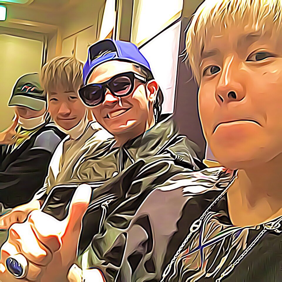 therampagefext's tweet photo. レコーディングにパフォーマーが応援に来てくれました。
瑠唯、陣くん、昂秀😊✨
RIKU

#愉快な仲間達
#差し入れもありがとう https://t.co/VMlDzNtxIh