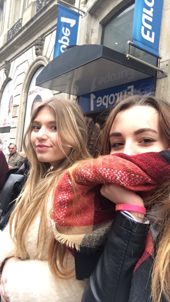 CarolynDBVB's tweet photo. Faites entrer ma soeur et sa copine please!! #LaissezMoiEntrer #EdSheeranChezVirginRadio https://t.co/QbEY2ZUkF4