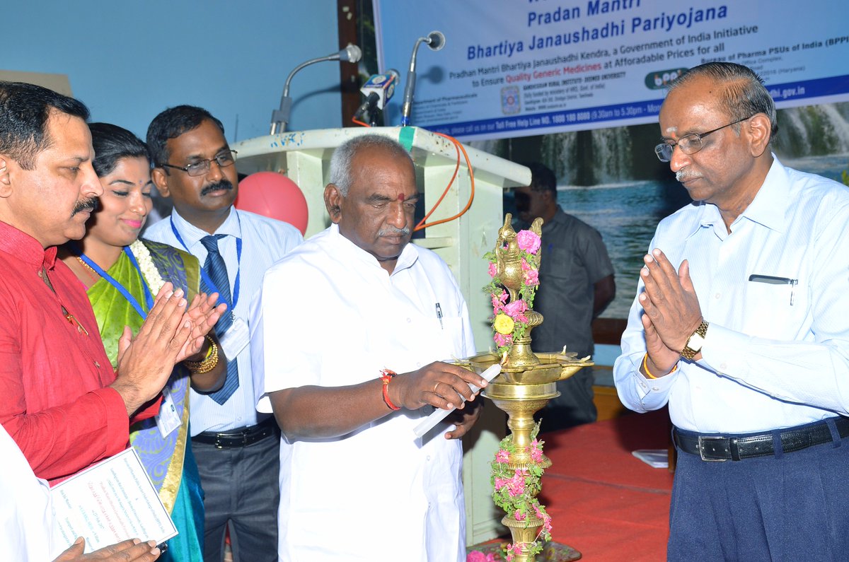 PMBJPK's tweet photo. An awesome First Implementation program on Pradhan Mantri Bhartiya Janaushadhi Pariyojana by our Hon'ble Min #PonRadhakrishnan on 25Feb 2017 https://t.co/2uojILXM07