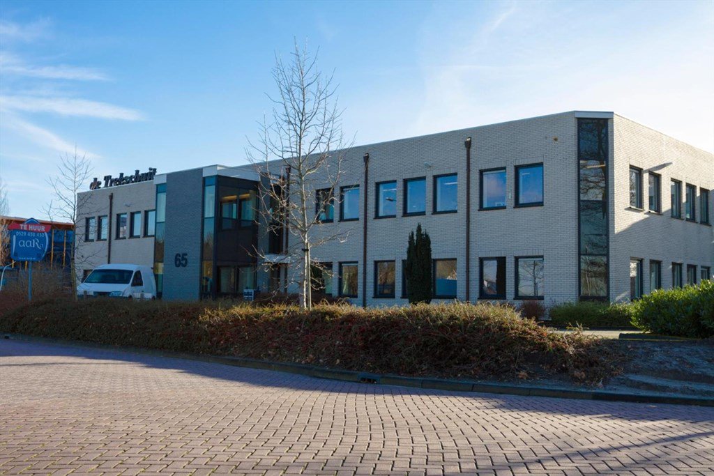 Vandaag mogen we de de sleutel in ontvangst nemen van ons nieuwe pand in Nieuwleusen! Vanaf 1 maart is iedereen hier van harte welkom!