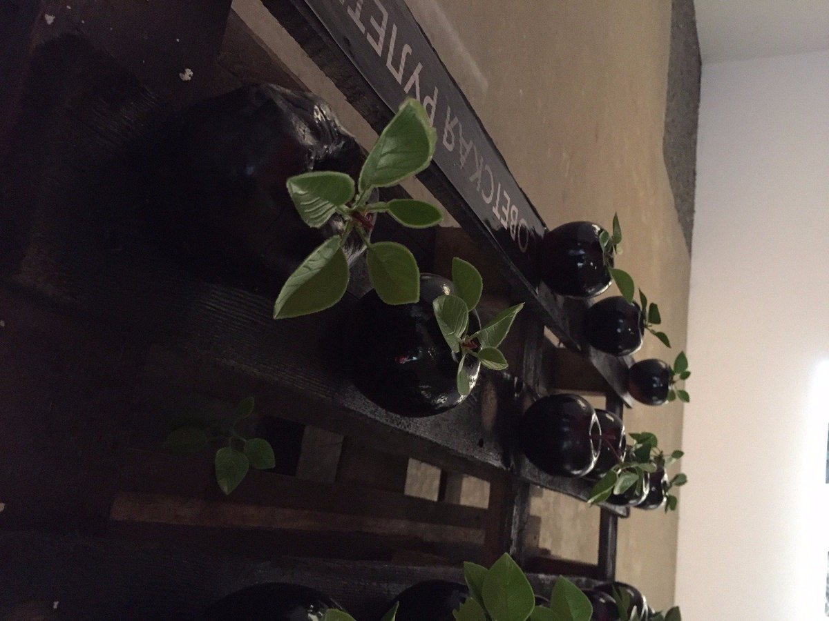 El día 4 a la 13:00 tos invitamos a la visita con artistas del grupo FOOD OF WAR para la cual han creado la performance “Ruleta Soviética” 🍀