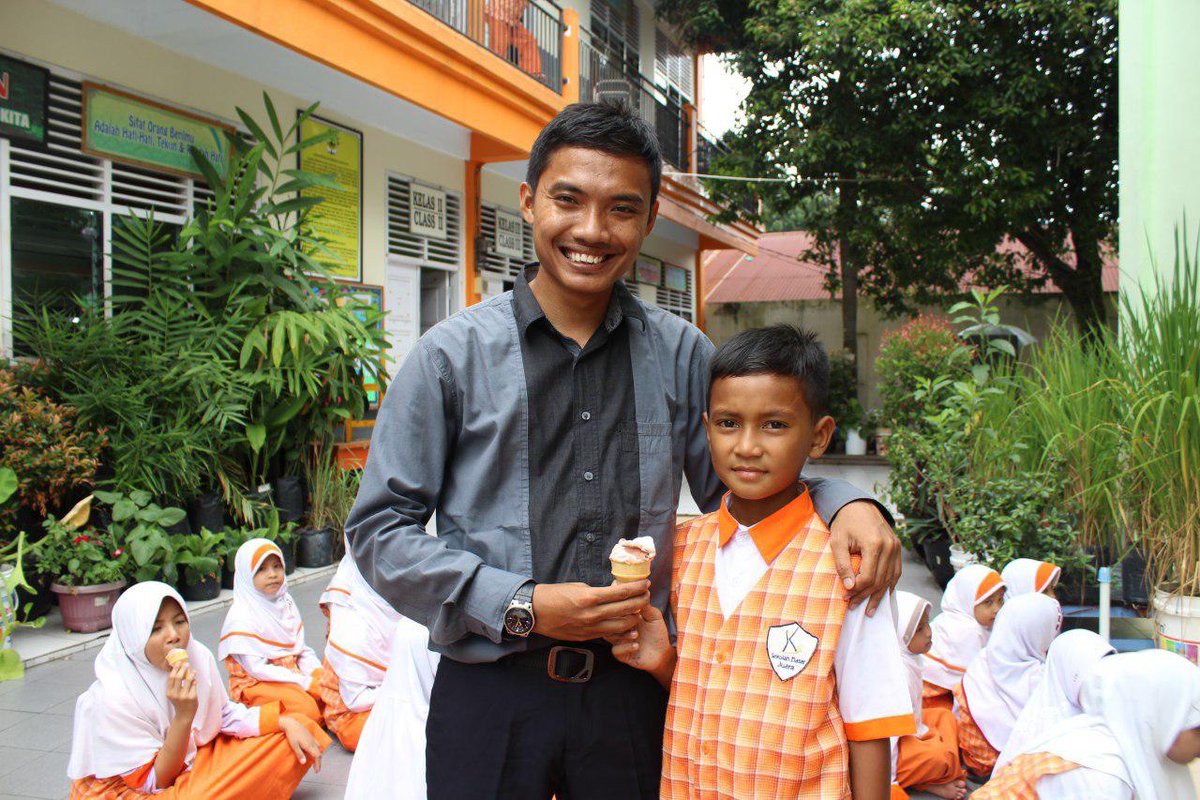 ID_juara's tweet photo. Hari ini siswa @JuaraSD_Pku @rumahzakat dapat makanan tambahan gizi juara berupa es krim dari @CitaSehat Pekanbaru #SharingHappiness https://t.co/far9p5pMPe