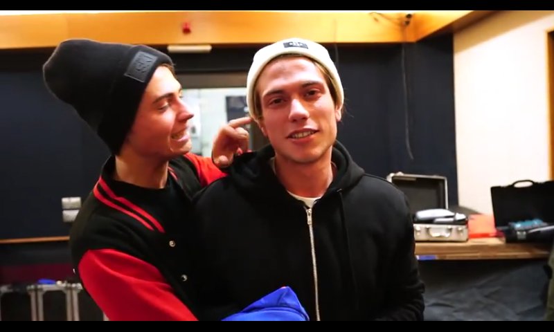 Giulyectioner's tweet photo. @fedefederossi @Benji_Mascolo una domanda: MA QUANTO ERAVATE UBRIACHI IN QUESTA SCENA DA UNO A DIECI?😂 https://t.co/hmgFoS4GpA