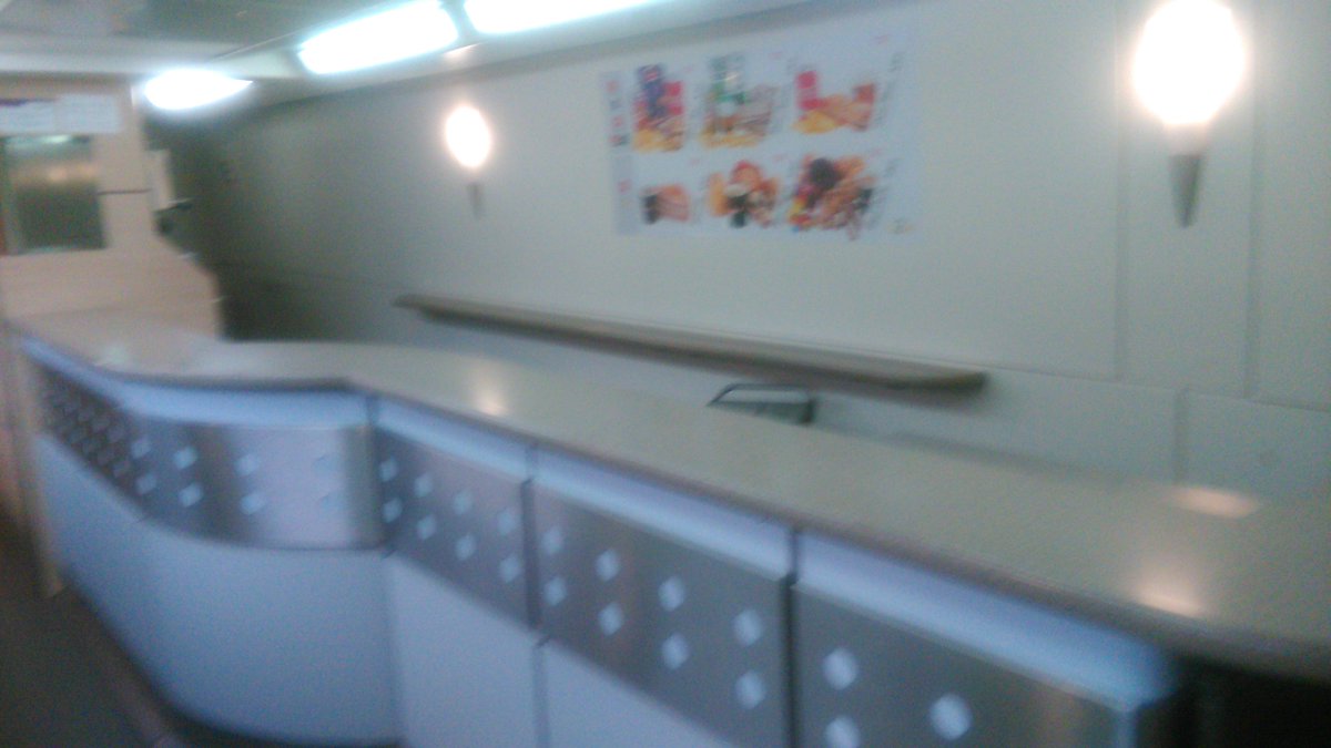 antuanpanteras's tweet photo. Madrid-Bilbao 5horas de viaje, así está la cafetería,sin agua,sin comida, sin personal muchas gracias  @ferrovial_es  #HuelgaEnElTren #Yovoy https://t.co/eryyqKXX4y