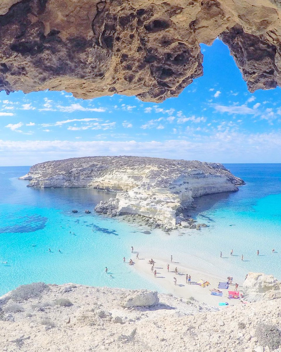 SpiaggeDaSogno's tweet photo. Spiaggia dei Conigli a #Lampedusa, #Sicilia  (Foto di Thiago Lopez) https://t.co/Bk1ONiInXr