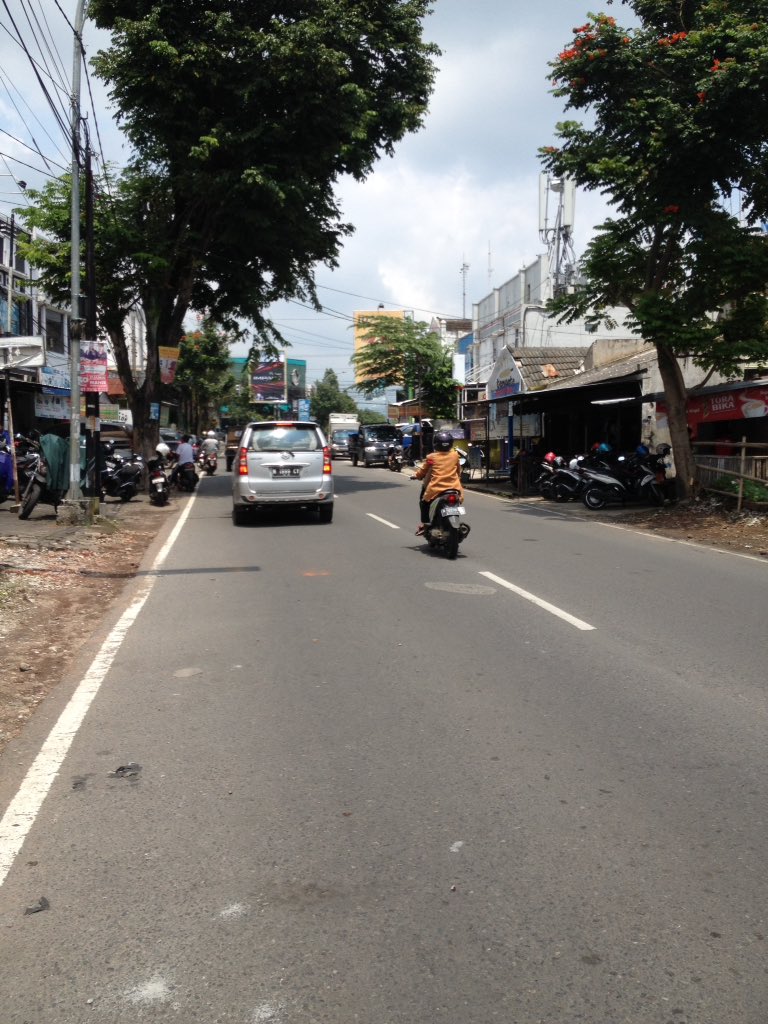 10.23 jl galunggung terpantau lengang-klaramkom1 <a href="/Edunewsfm/">EDUNEWS FM RADIO</a> <a href="/official_itv/">Indonesiatv</a> #trafficmalang