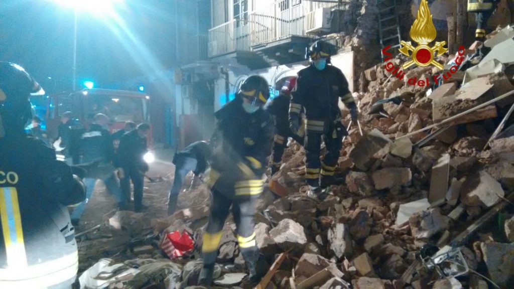 Catania, restano gravi le condizioni della bambina ferita in via Crispi - siciliajournal.it/catania-restan…