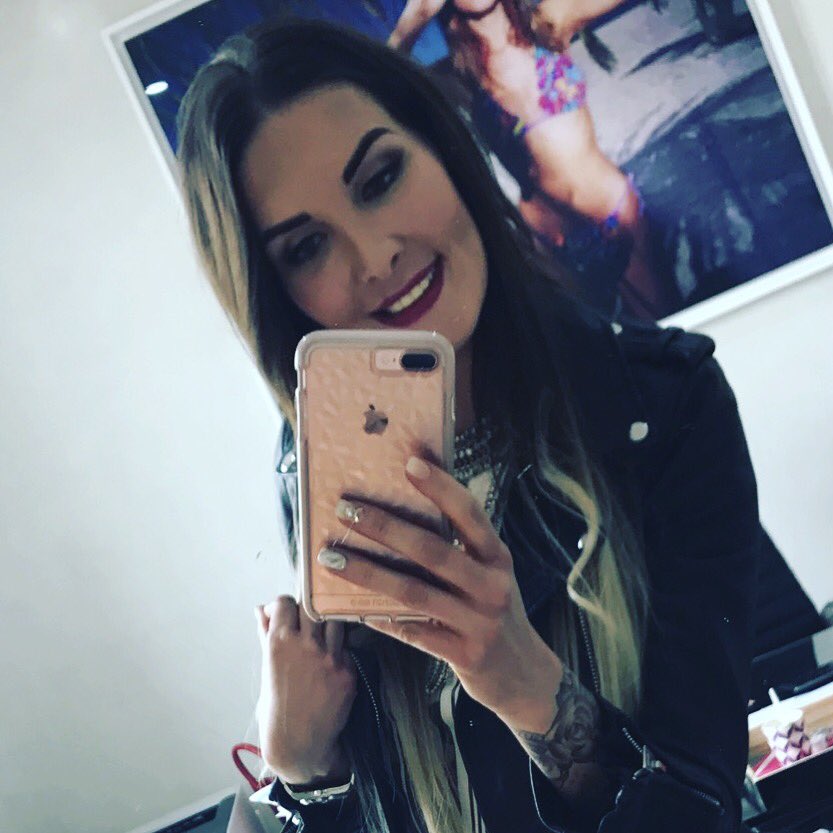 EvaMarieWWE1's tweet photo. @marie_garet , ta nouvelle couleur de cheveux te va à merveille t'ai magnifique 😍😍 https://t.co/h50DLTFUVH