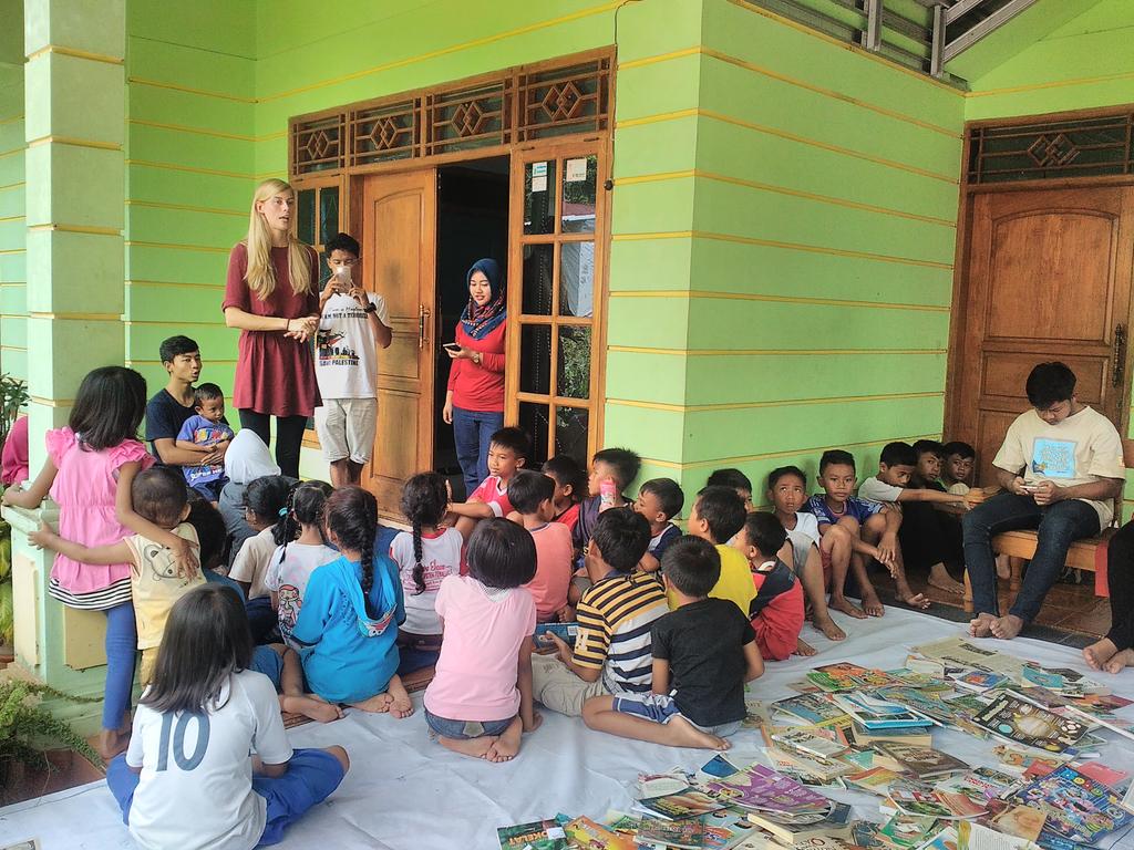YSF_006's tweet photo. Learning english for kids, kegiatan blajar bhs inggris kepada anak" di sela wktu sbelum msuk acara reptile education https://t.co/iDILeUzIQB