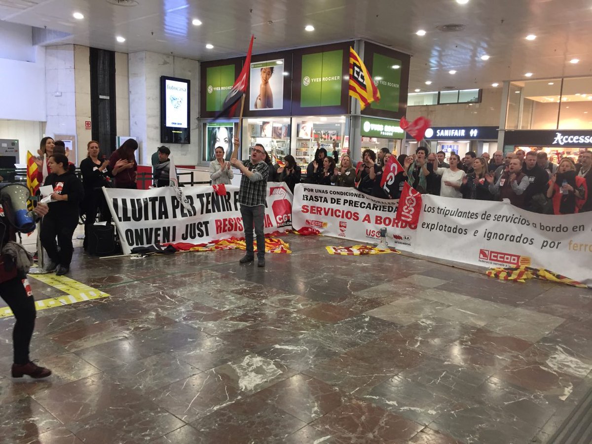 UnidosPodemoSND's tweet photo. Nuestro senador @oguardingo acude hoy a la #HuelgaEnElTren para dar apoyo a los trabajadores de @Renfe que reclaman un convenio justo. https://t.co/ouRdmcQ8vh