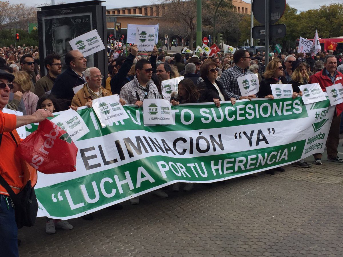 impuestosucesio's tweet photo. Ambiente, compañerismo y lucha x #STOPimpuestosucesiones #alacalle28F NO al expolio y al robo @susanadiaz @JuntaInforma https://t.co/Kz4Vv3ZfKN