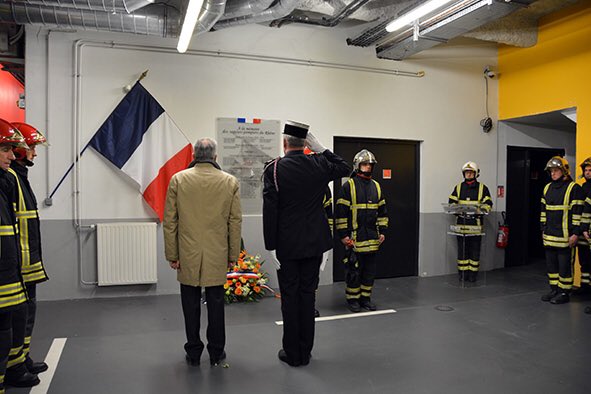 SDMIS69's tweet image. Hommage adjudant Stéphane ABBES décédé en service commandé - explosion cours Lafayette Lyon le 28-02-2008-caserne de Lyon-Corneille #pompier