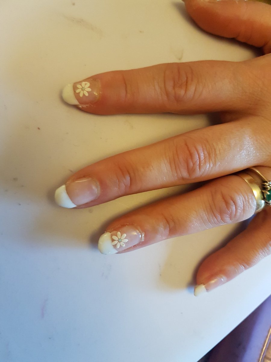 JanisWinterford's tweet photo. nearly spring nails https://t.co/Ia3EeTgxL7