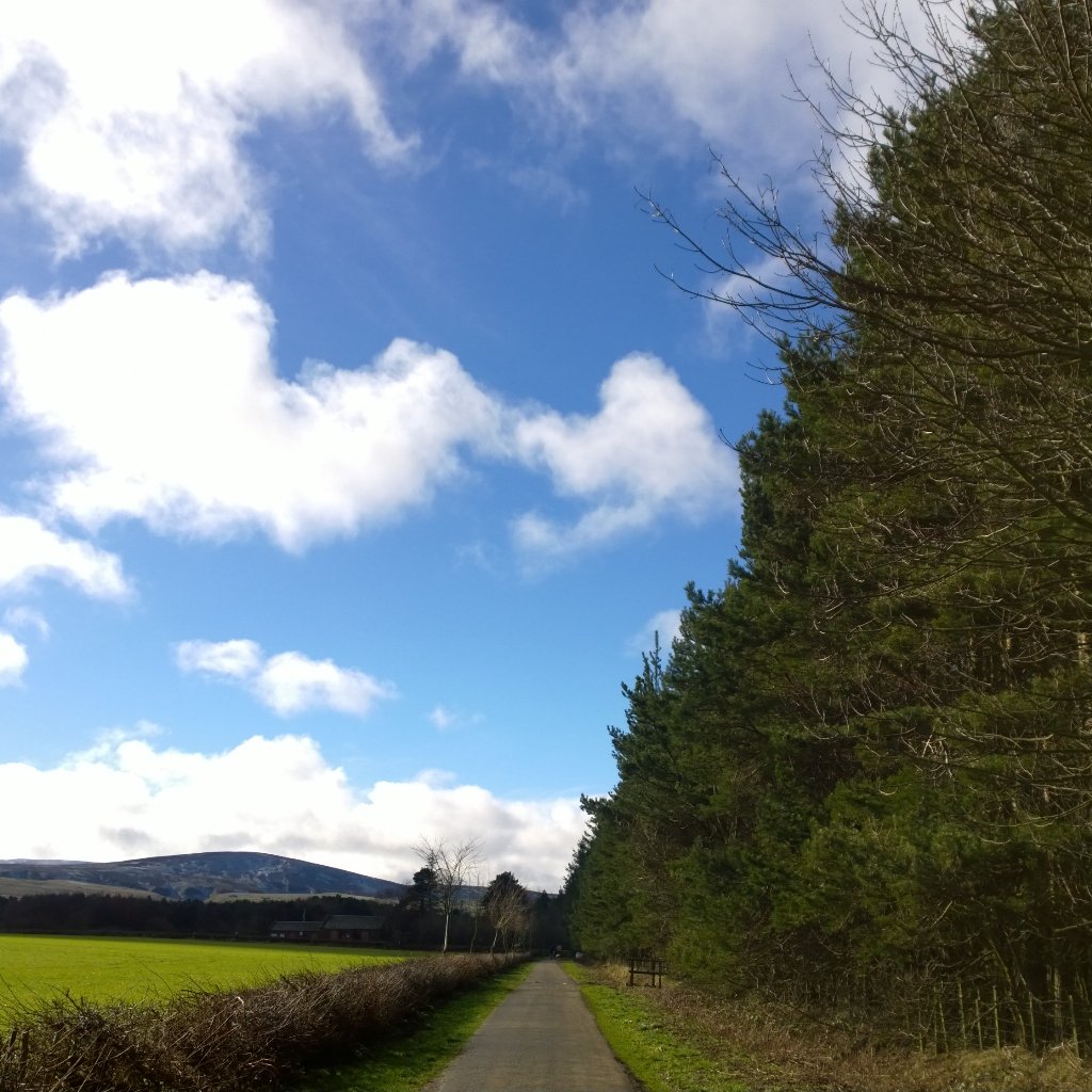 claire_photo's tweet photo. Blue skies in the Pentlands with @ReachThePeak1 Do i need sunblock? #redheadissues https://t.co/kApmT0z8cR