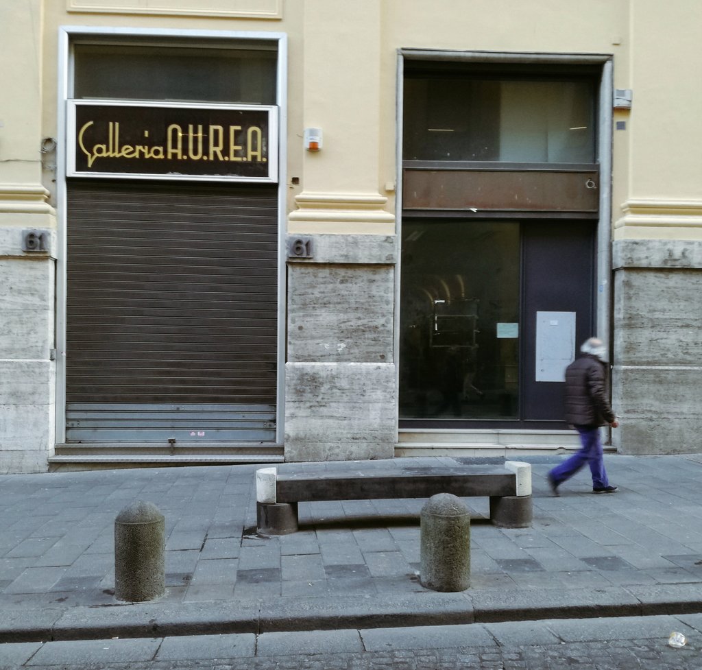 CaroScr's tweet photo. Love shop signs in Naples https://t.co/yHLpqDORzz