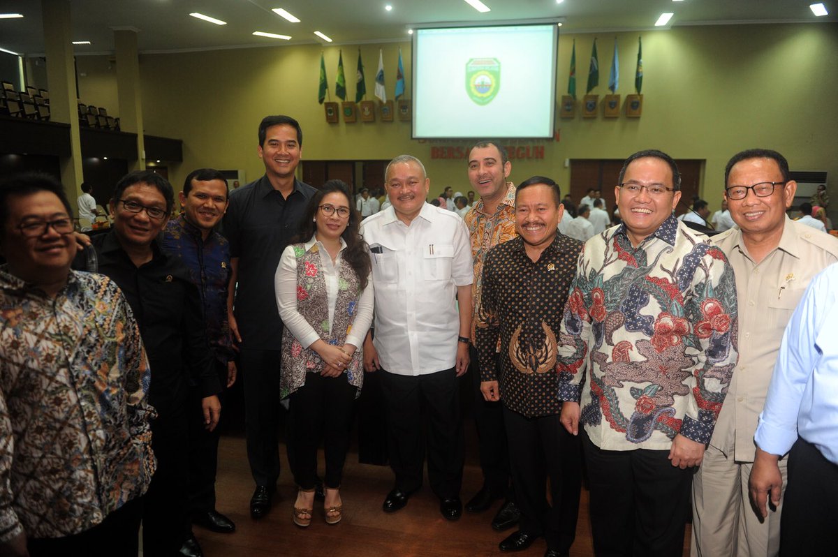 AgusfotoSumsel's tweet photo. Gubernur Sumsel H @alexnoerdin saat menerima Kunker Komisi VI DPR RI di Graha Bina Praja Pemprov Sumsel Senin (27/02) https://t.co/j5kLVenwSa